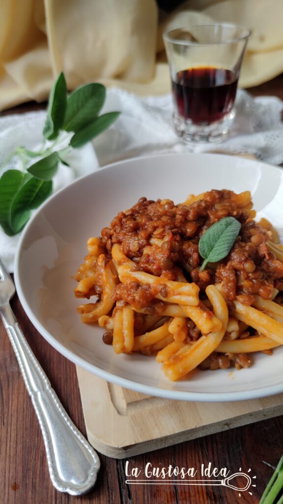 Casarecce con ragù di lenticchie - La Gustosa Idea - Ricetta gustosa