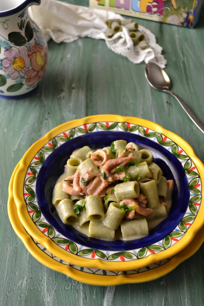 Mezze maniche alle alghe con crema di patate e calamaretti - La Gustosa ...