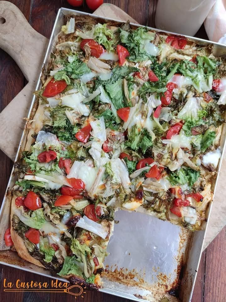 Focaccia con scarola e pomodorini soffice a lunga lievitazione con olive nere, acciughe e provolone piccante