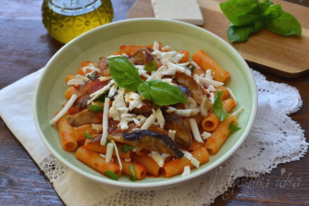 Pasta alla Norma con melanzane, ricotta salata e basilico