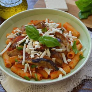 Pasta alla Norma con melanzane, ricotta salata e basilico