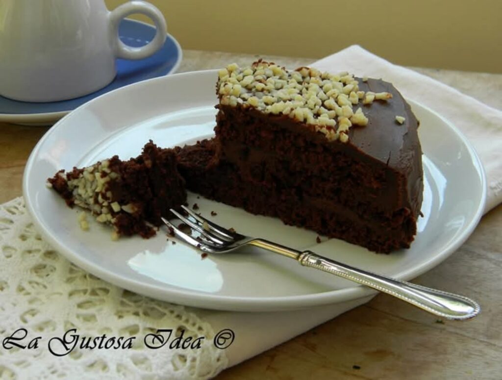 Torta al cacao con crema al cioccolato e ganache fondente, La Gustosa Idea Fetta di torta al cacao con crema al cioccolato, ganache fondente e granella di nocciole